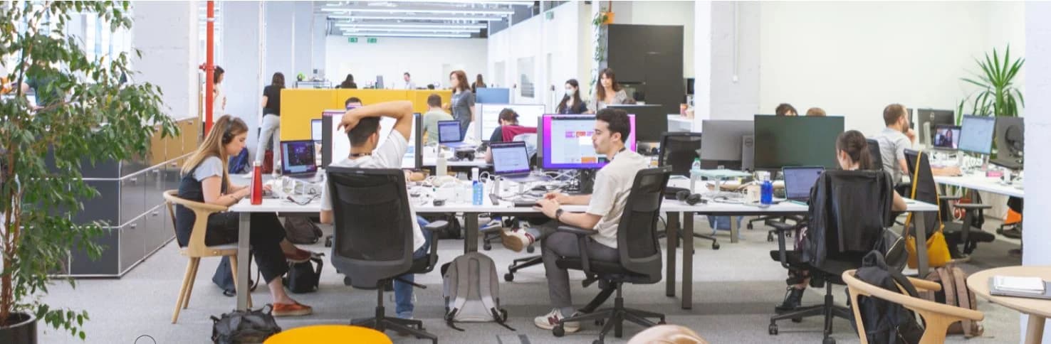 Burnout por IA: las empresas rediseñan las oficinas para salvar a sus empleados