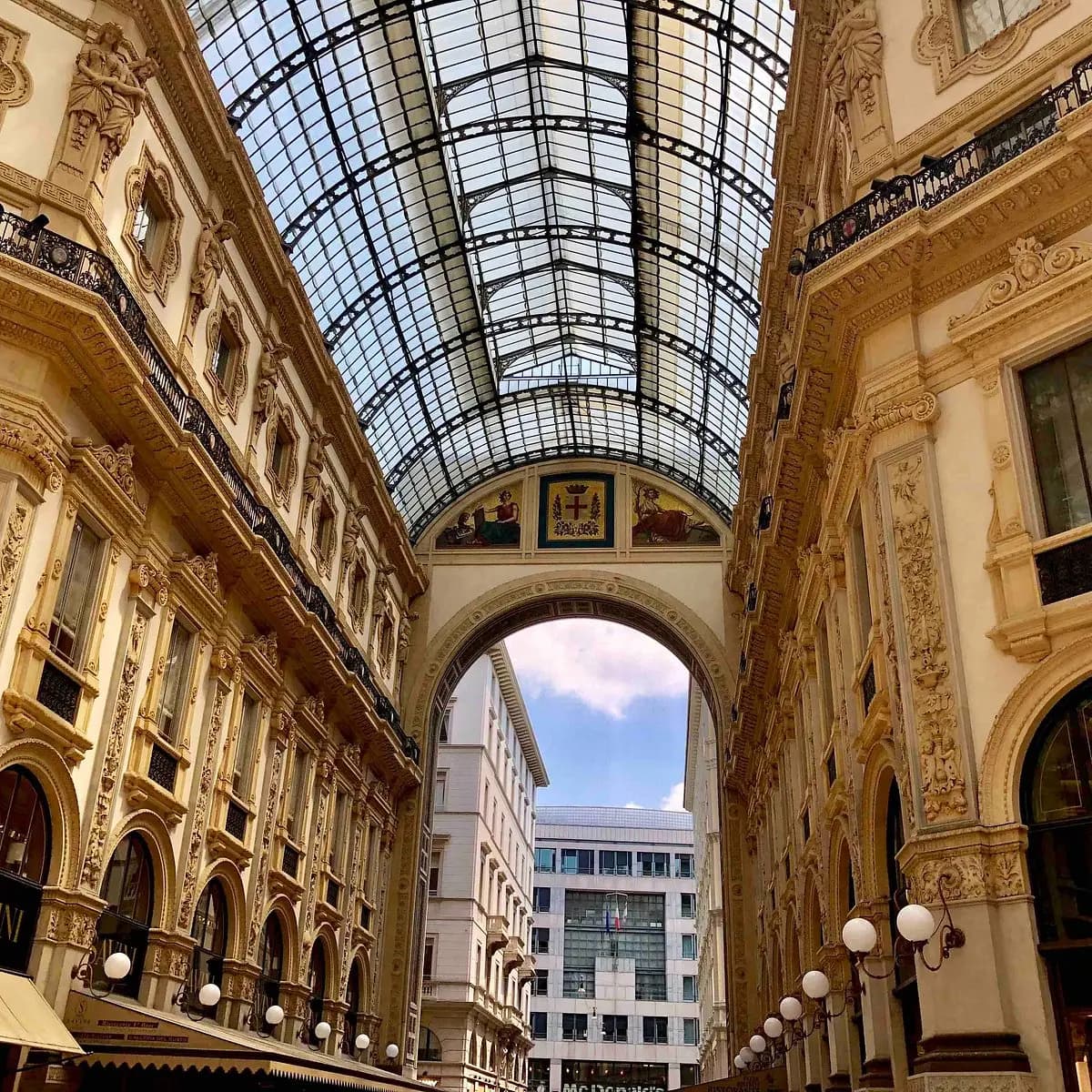Prada Galleria Milán: el flagship de ocho plantas que bate récords como activo inmobiliario prime
