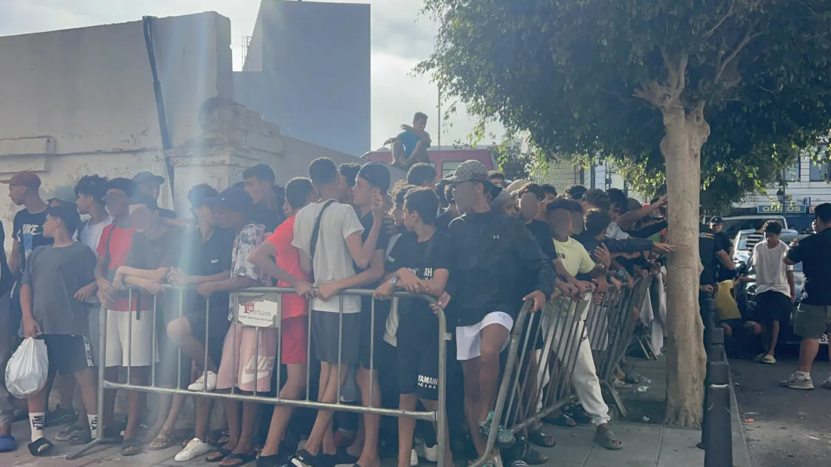 Cientos de inmigrantes tratan de regularizar su situación en Ceuta