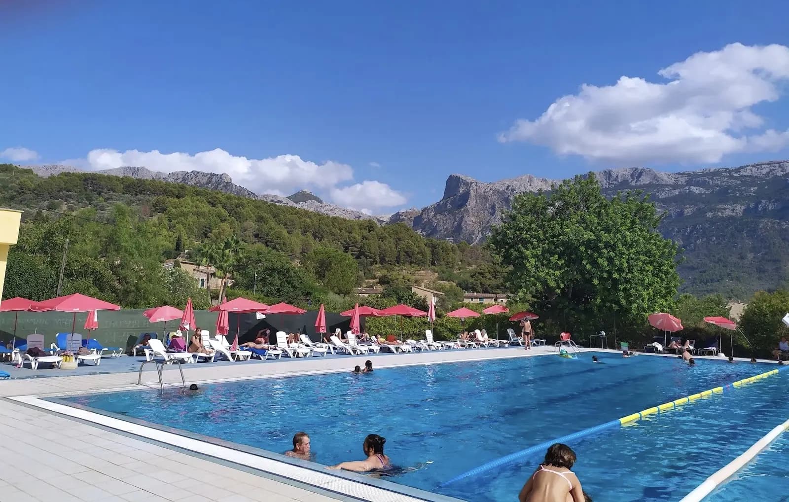 Identificado por hacer fotografías a las partes íntimas de una socorrista en una piscina de Sóller