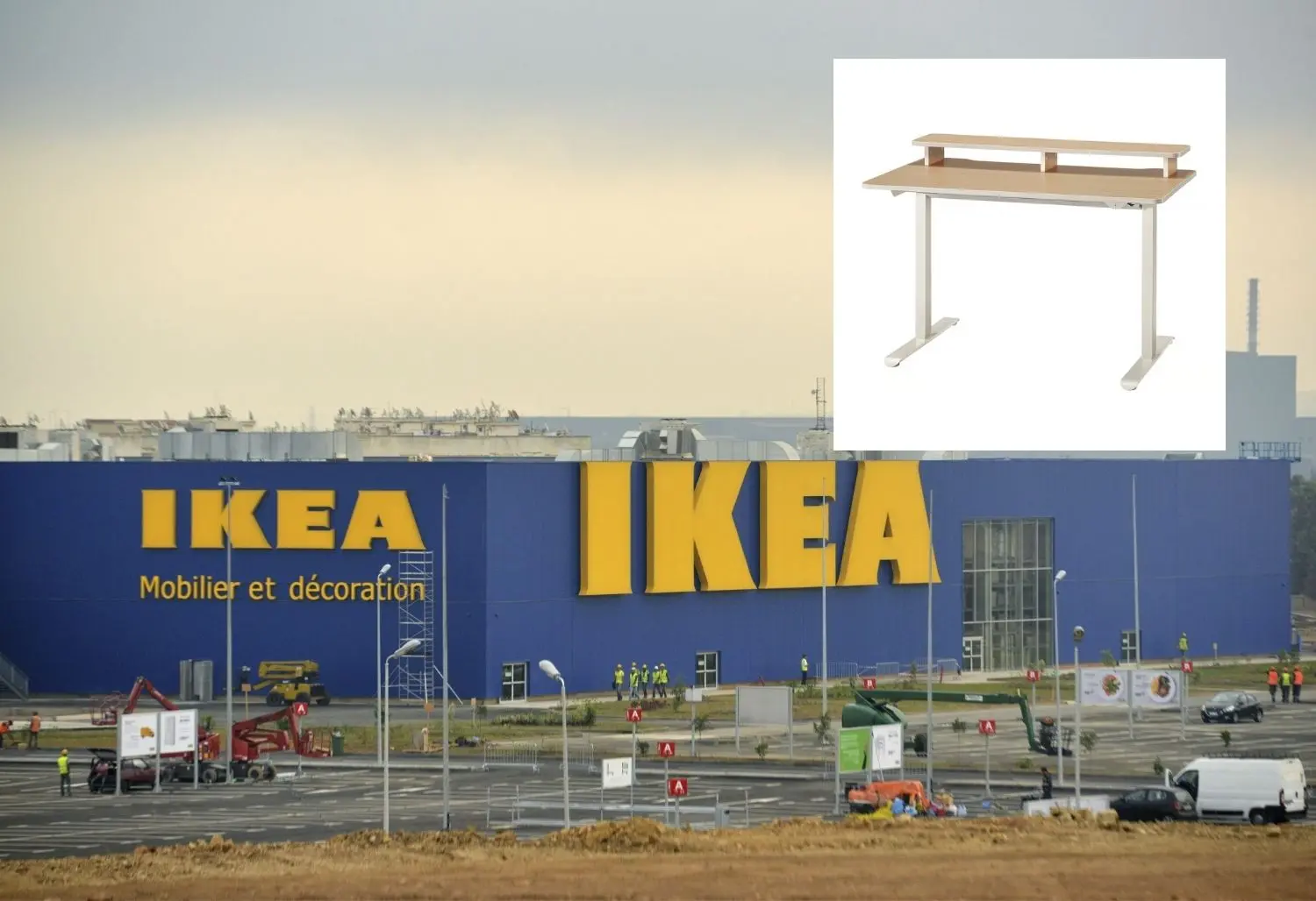 El escritorio elevable de Ikea perfecto para la vuelta al cole: eléctrico, de efecto roble y con balda adicional para colocar el monitor