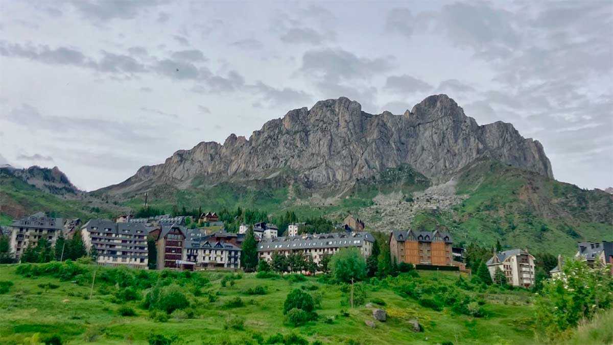 Formigal confía en levantar este martes los cortes de agua tras instalar una nueva bomba
