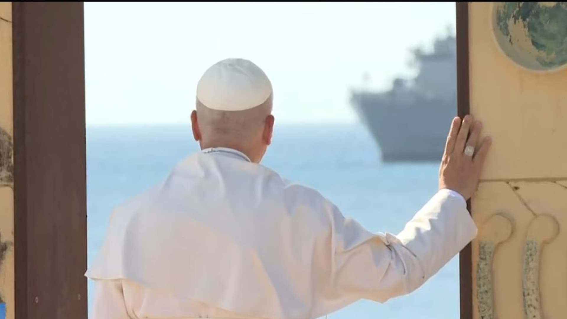El Papa ante la dramática costa de Lampedusa: del encuentro con migrantes a la anécdota que ha protagonizado el viento
