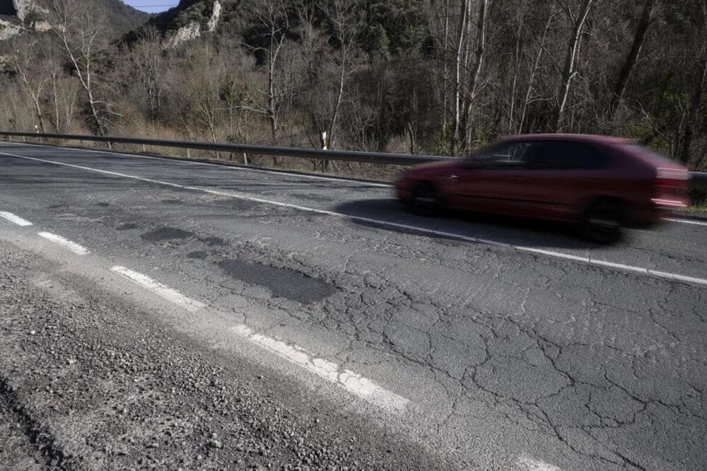 Accidente entre una excavadora y un turismo en Trespaderne