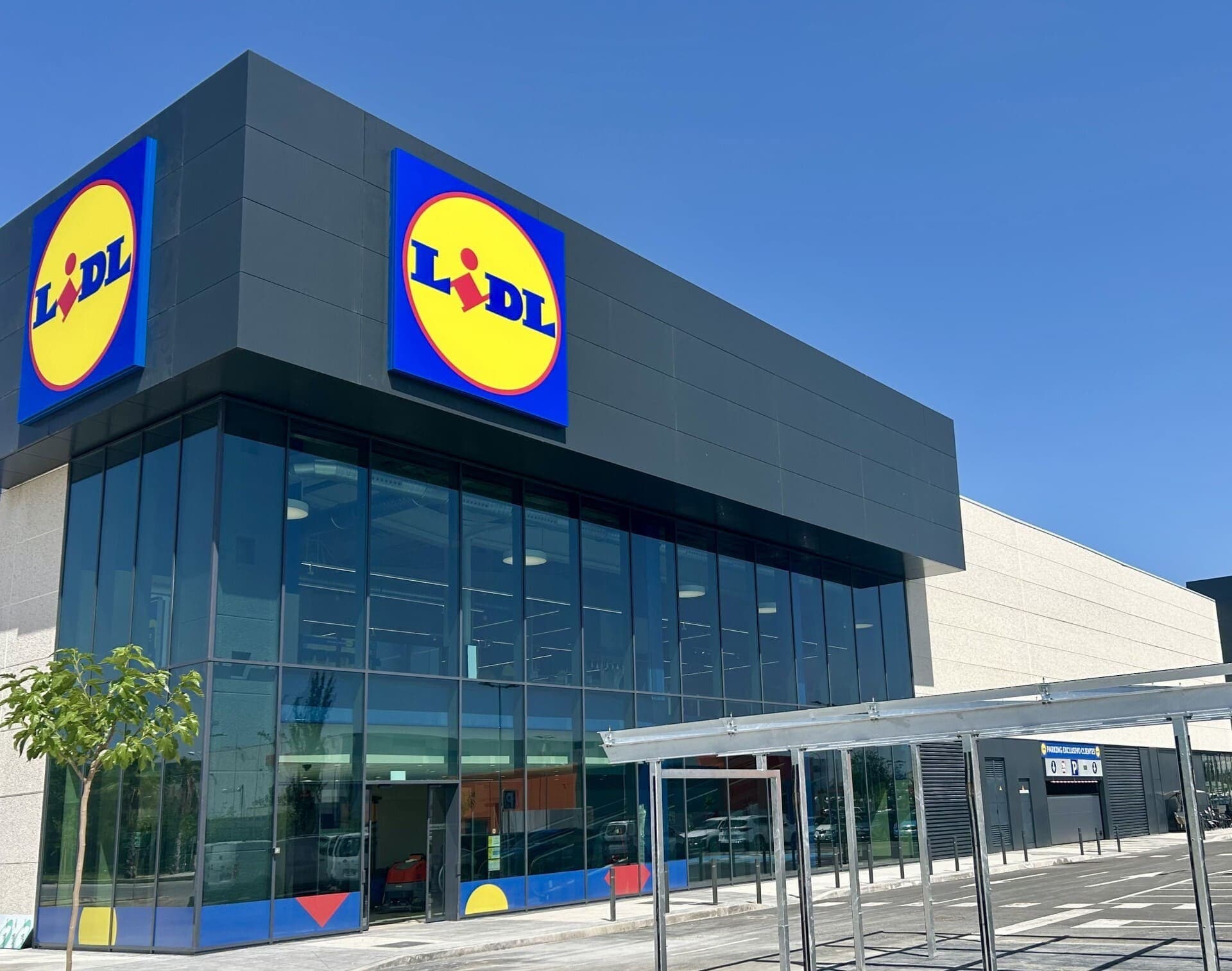 Auchan negocia en exclusiva con Lidl la venta de 17 supermercados en Francia
