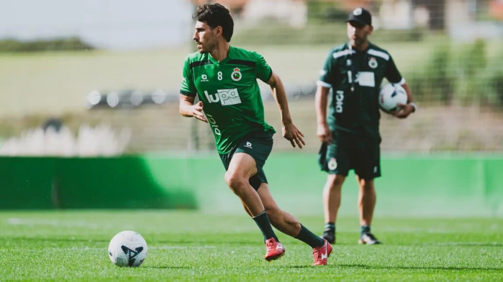 El Racing aprieta en Nando Yosu mientras recupera piezas
