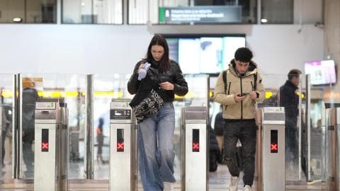 Renfe dice adiós a la tarjeta física: los abonos de transporte llegarán al móvil en 2027