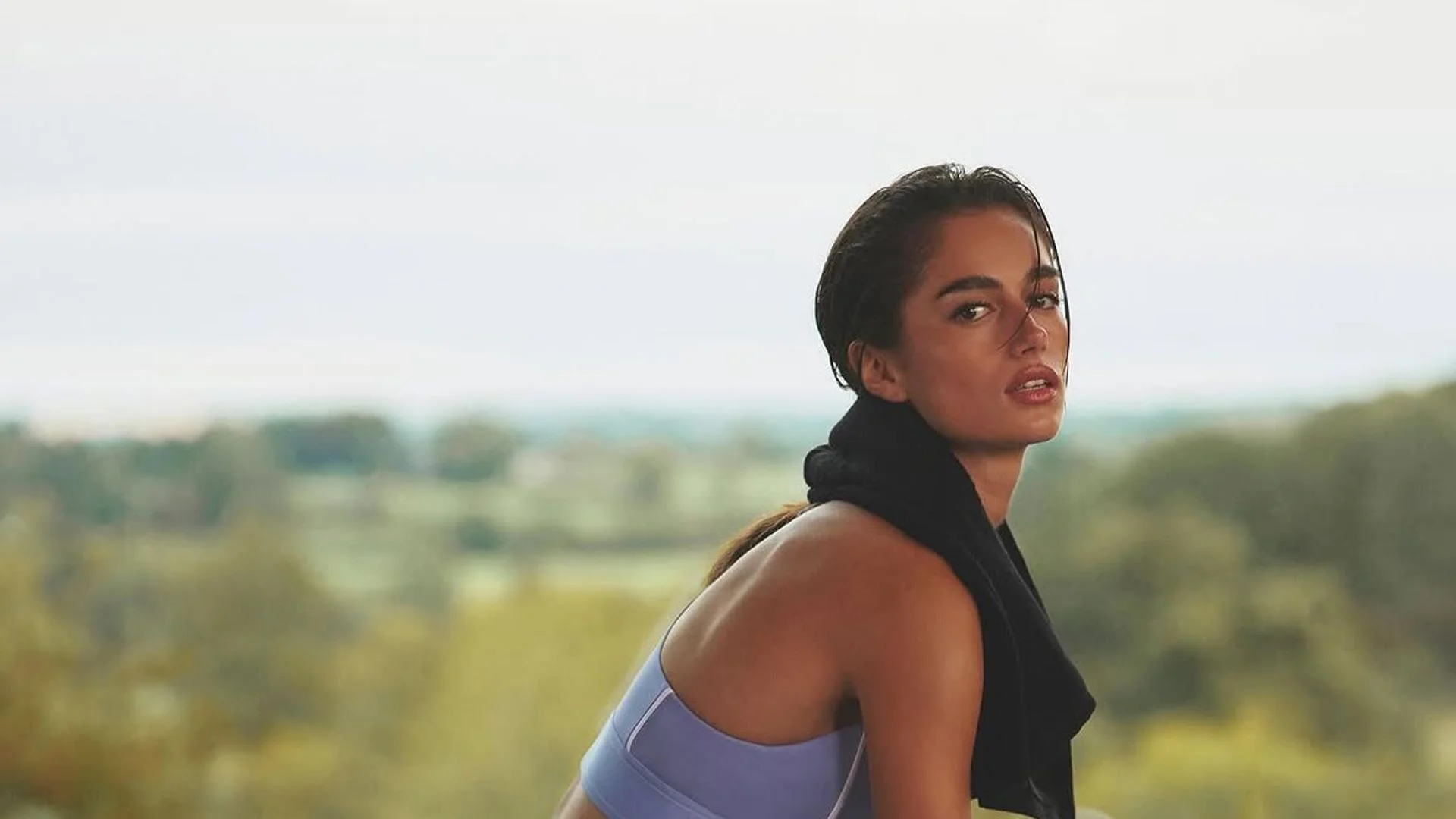 Sentadilla con elevación de rodilla, un ejercicio que fortalece piernas, glúteos y abdomen al mismo tiempo