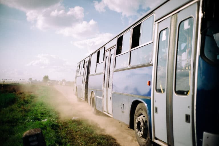Al menos doce muertos y diez heridos al volcar un autobús en Hungría