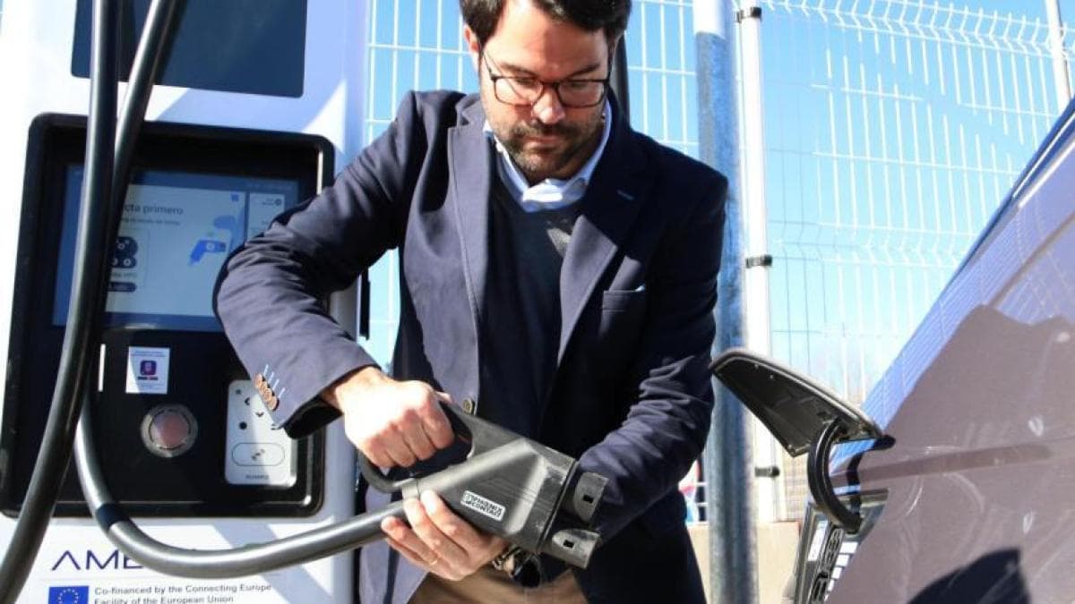 Aprobadas las ayudas de hasta 4.500 euros para la compra de coches eléctricos: requisitos y cómo realizar la petición