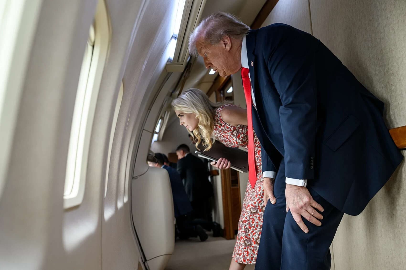 ¿Simple asistente o el poder en la sombra? Natalie Harp desata una tormenta en Washington