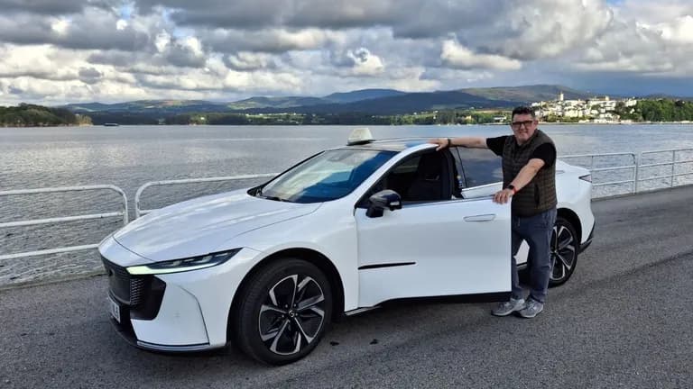José Fernández, el único taxista con coche eléctrico en A Mariña: «Estou moi contento con el e co aforro»