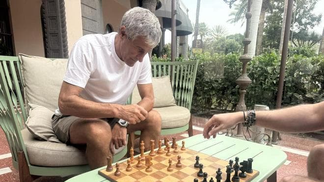 Las 24 horas de Setién en la Isla: videollamada a Viera, podcast, derrota al ajedrez y 'churrasquito'