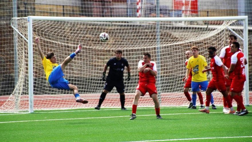 Un gol de Enrique en el minuto 85 estrena el casillero del C.P. Monesterio en casa