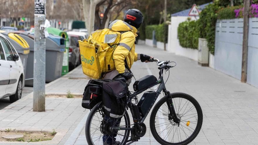 La DGT lo confirma: los repartidores en bicicleta tendrán nuevas obligaciones desde octubre