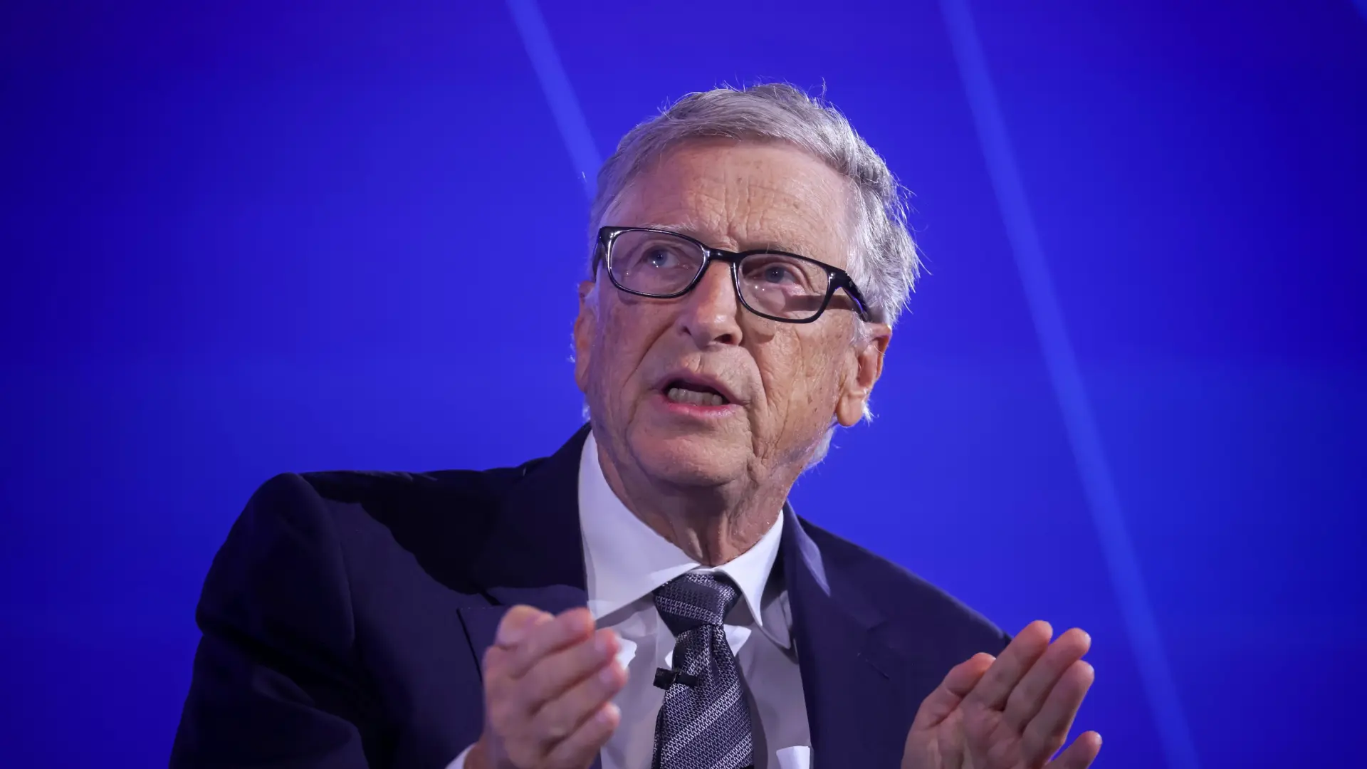 Bill Gates cree que el futuro de la IA se desarrollará en dos fases y conducirá a "una era de abundancia"