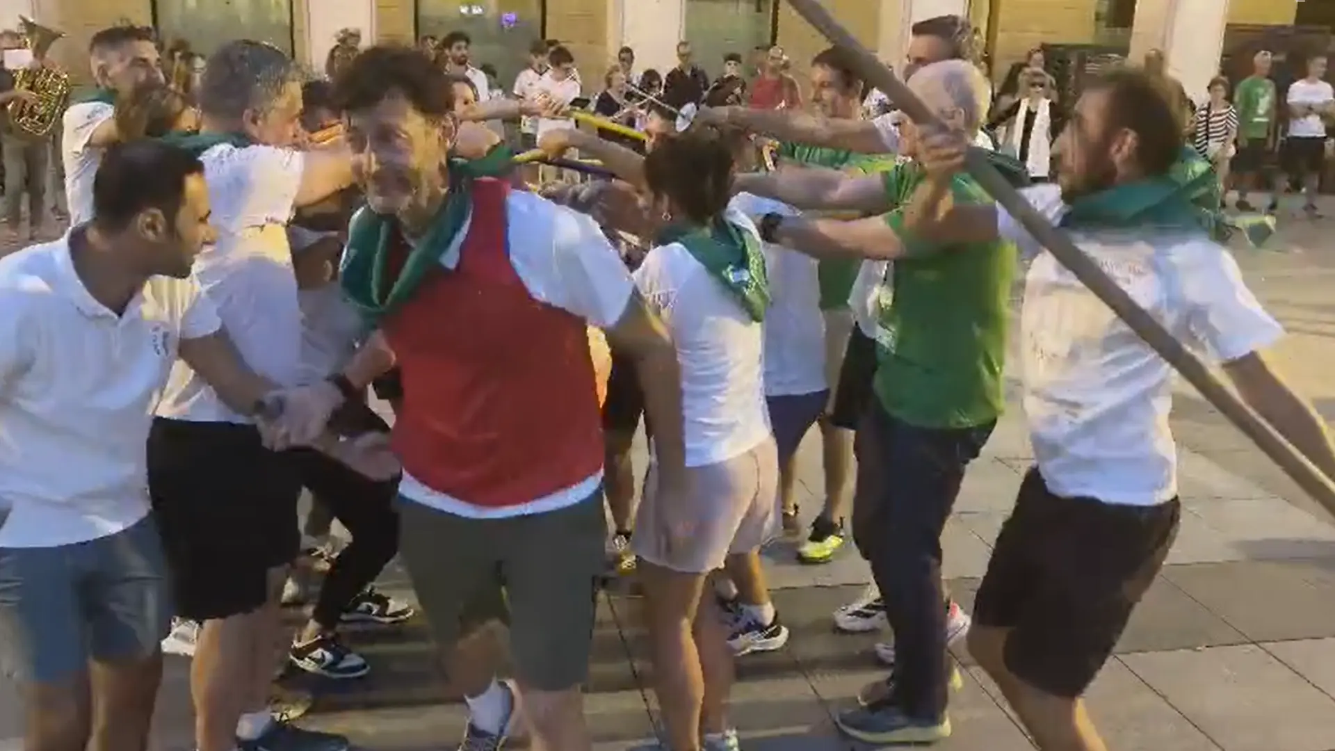 Más de 150 profesores y estudiantes se visten de danzantes de Huesca por un día: "Lo han aprendido enseguida"