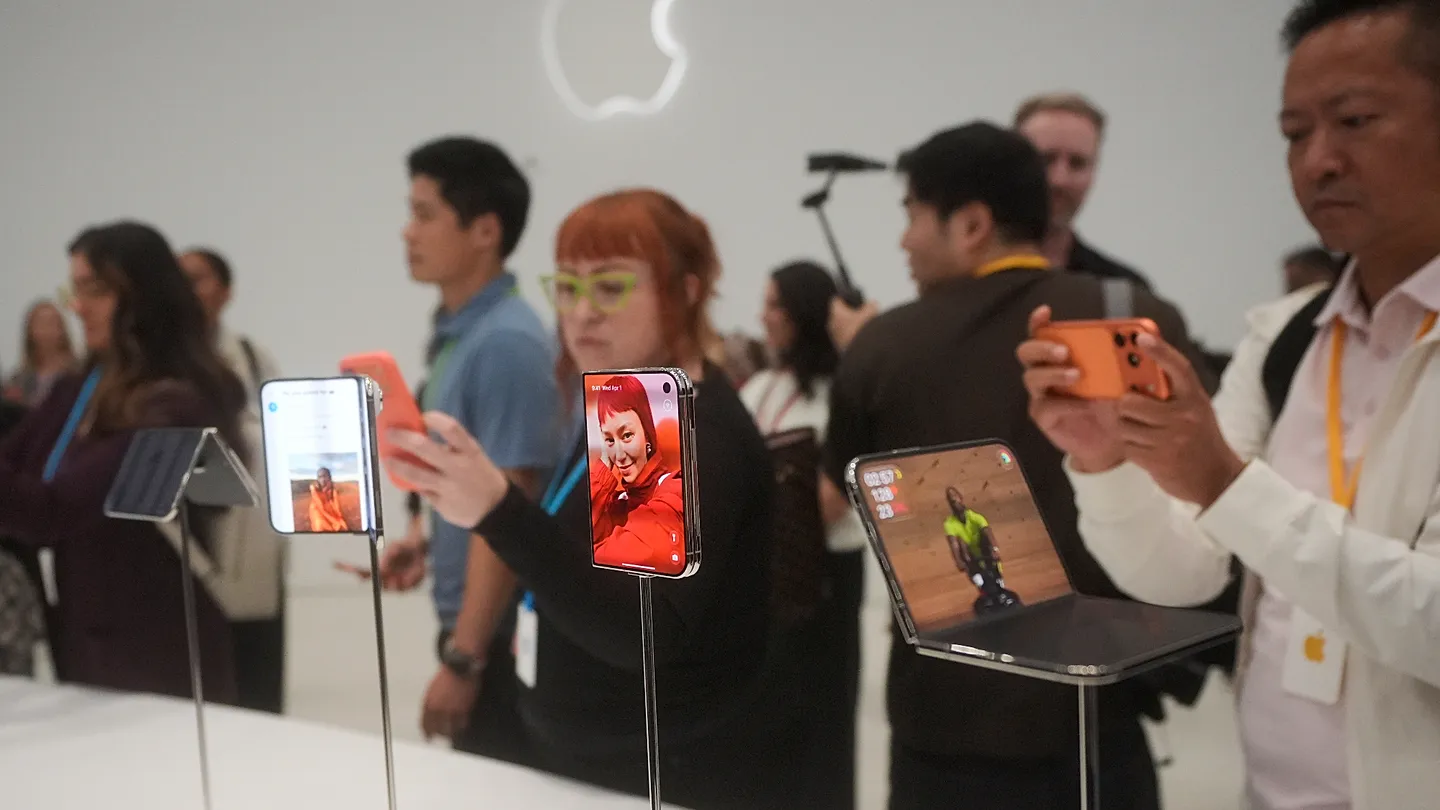 El nuevo CEO de Apple presenta los últimos iPhone y su primer Duo plegable