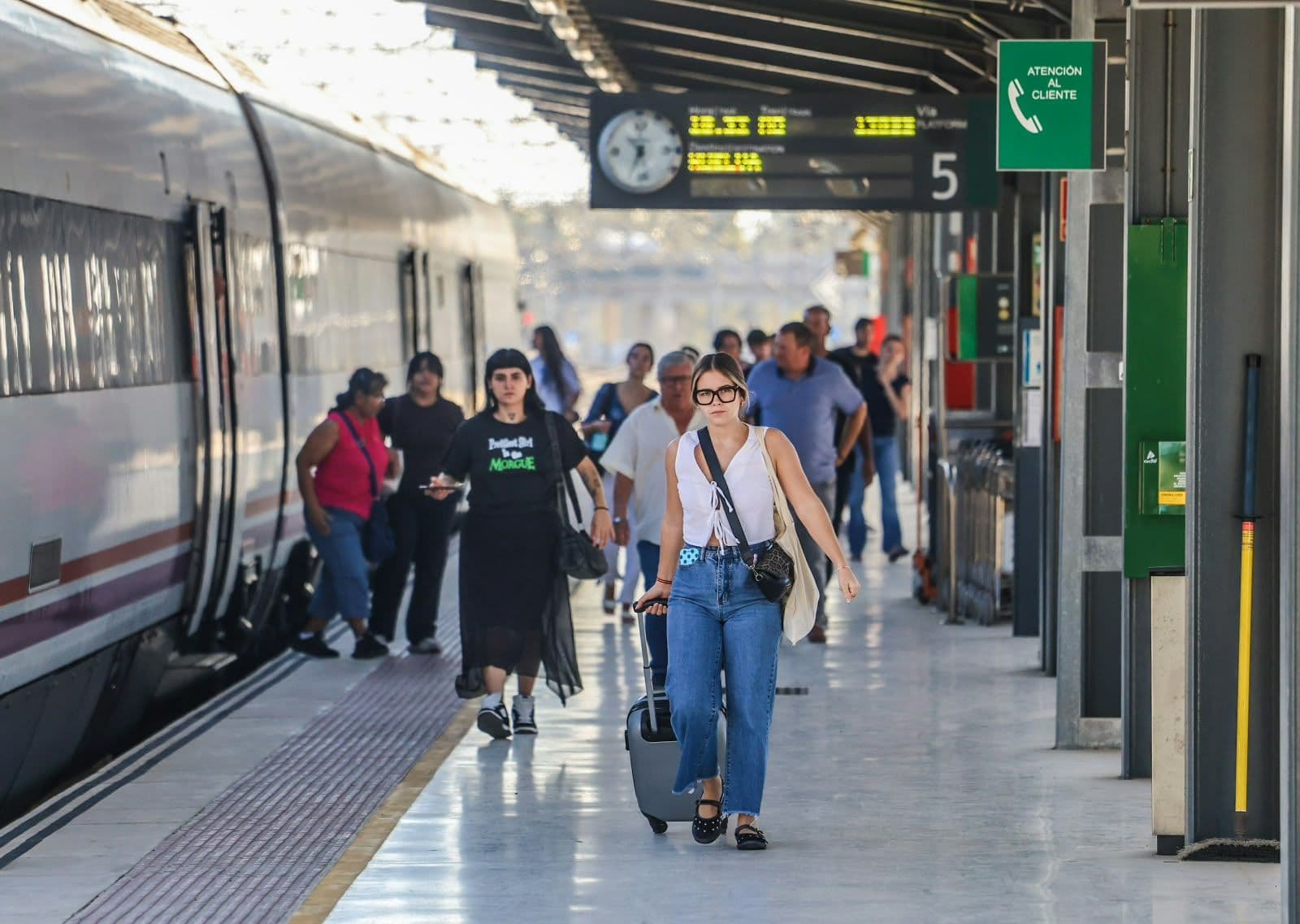 Indignación en Huelva por el nuevo horario de los trenes a Sevilla que alarga los trayectos a más de dos horas: "Lo cogemos porque no hay más remedio"